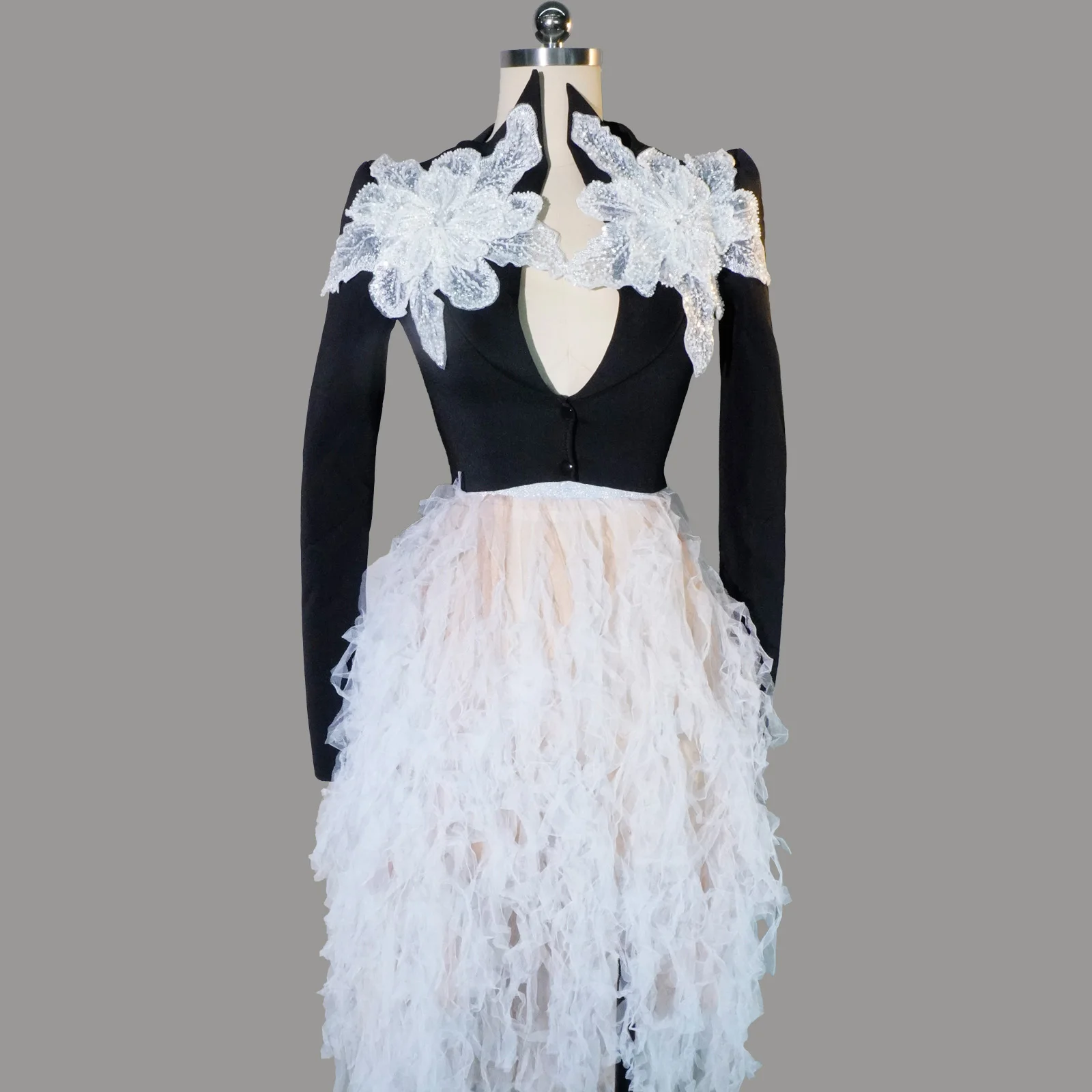 Nocturne Gala ชุดสีดําลึก V สีขาว Chantilly ลูกไม้ Cloud Tulle กระโปรงชุดราตรี Soiree Dinner Party สวมใส่อย่างเป็นทางการ ​