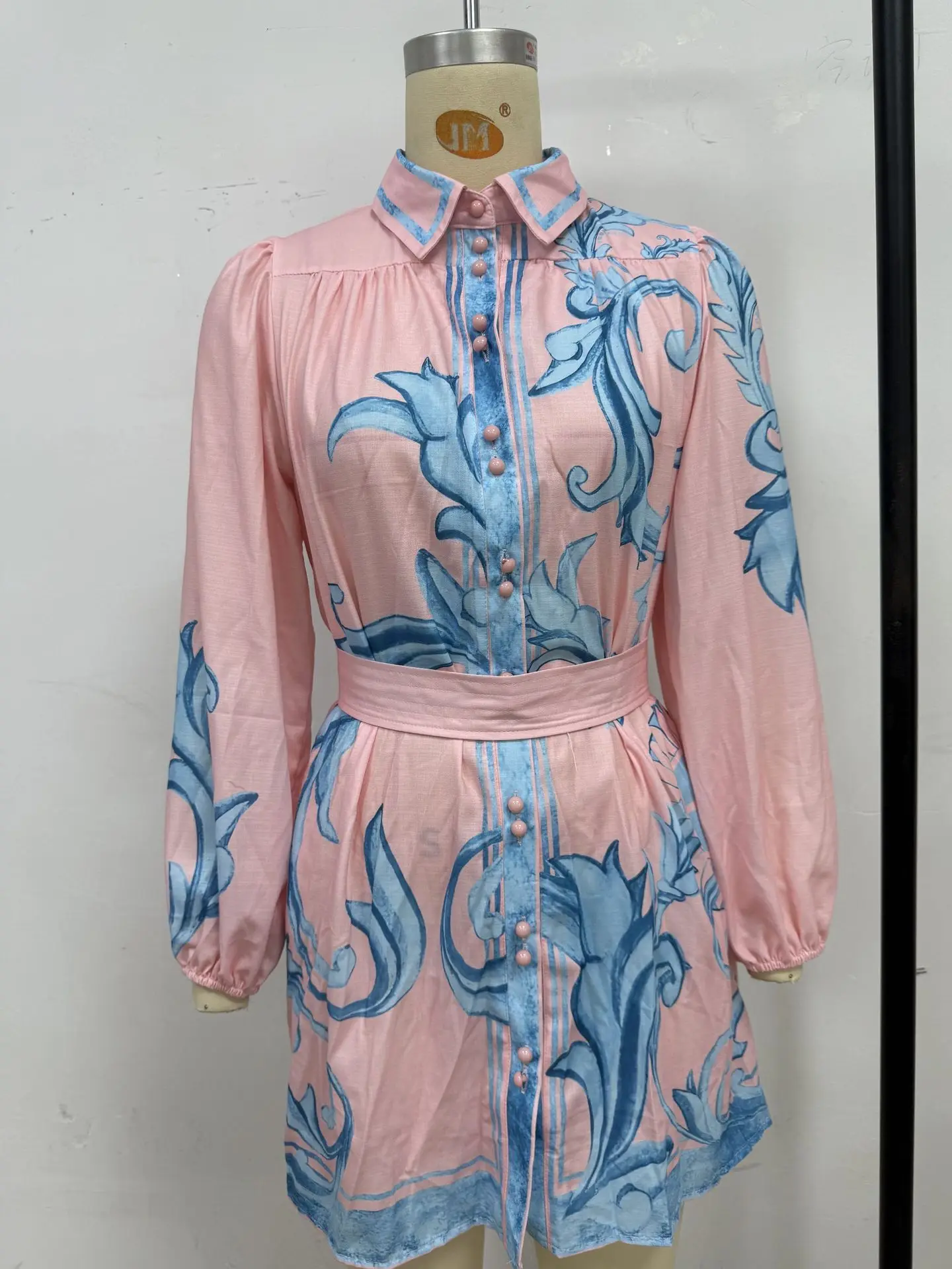 Damska sukienka mini na co dzień, na imprezę, z kwiatowym nadrukiem, zapinana na jeden guzik, z paskiem, z kołnierzykiem koszulowym i krojem w kształcie litery A.