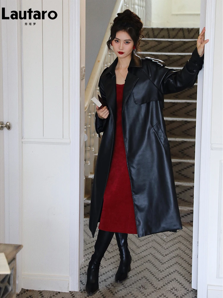 Lautaro Lente Herfst Lange Losse Casual Zwarte Zachte Pu Trenchcoat voor Vrouwen Sjerpen Plus Size Bovenkleding 4xl 5xl 6xl 7xl 2023