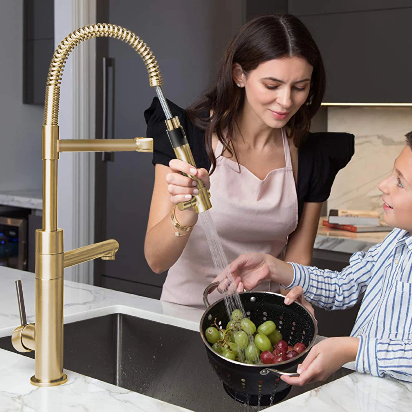 Luxury black brass kitchen faucet with magnetic suction Pull-Out design Two handles Dual control of hot and cold 2-function Tap