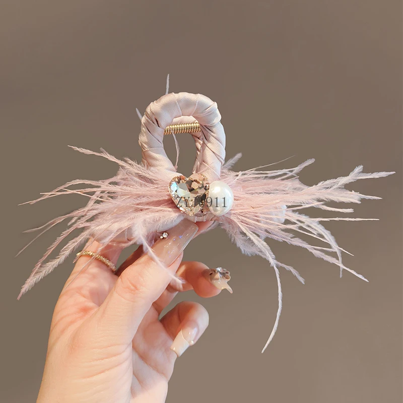 Зажим для волос со страусиными перьями, женская заколка для волос, новинка 2024, новинка, заколка в виде акулы со стразами, головной убор премиум-класса