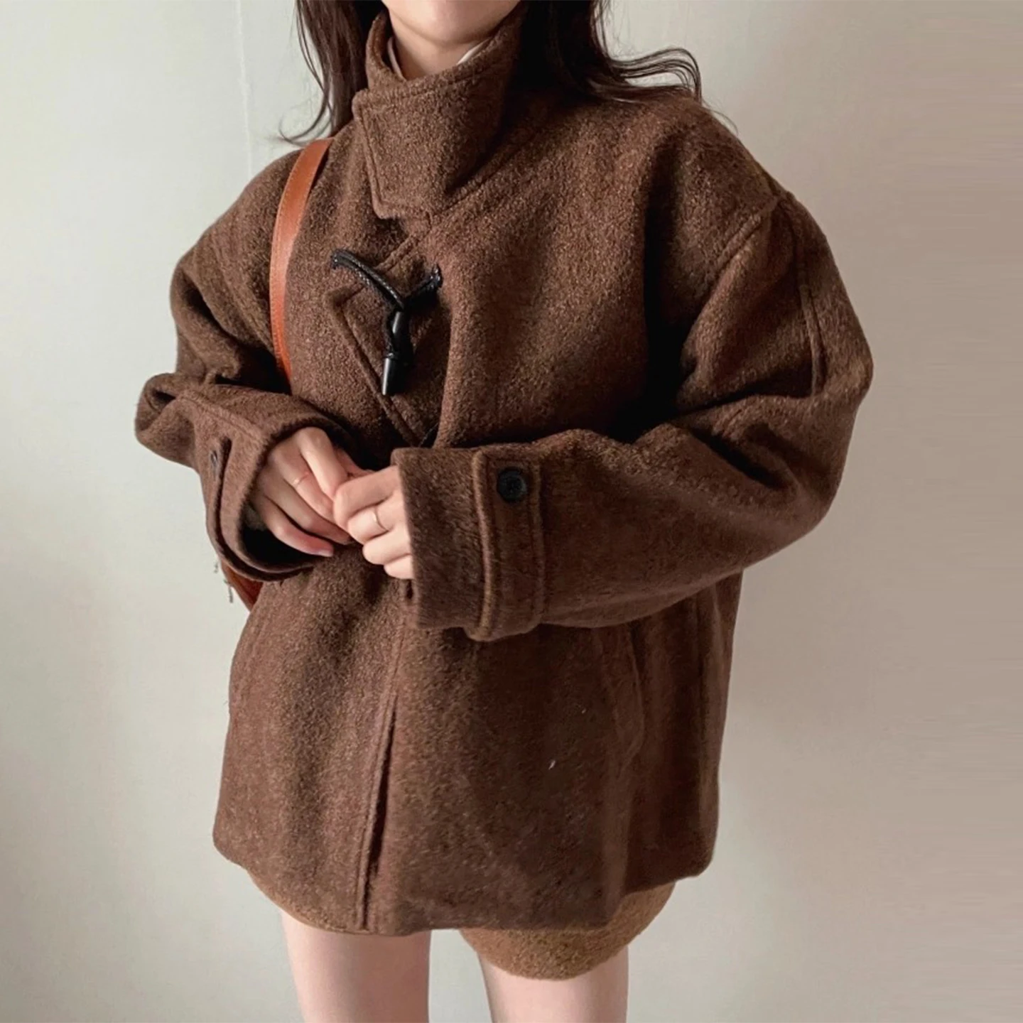 

Универсальное шерстяное пальто с воротником-стойкой и пуговицами в стиле ретро, однотонное шерстяное пальто с открытым кардиганом, женское свободное шерстяное пальто, зимнее новое корейское пальто...