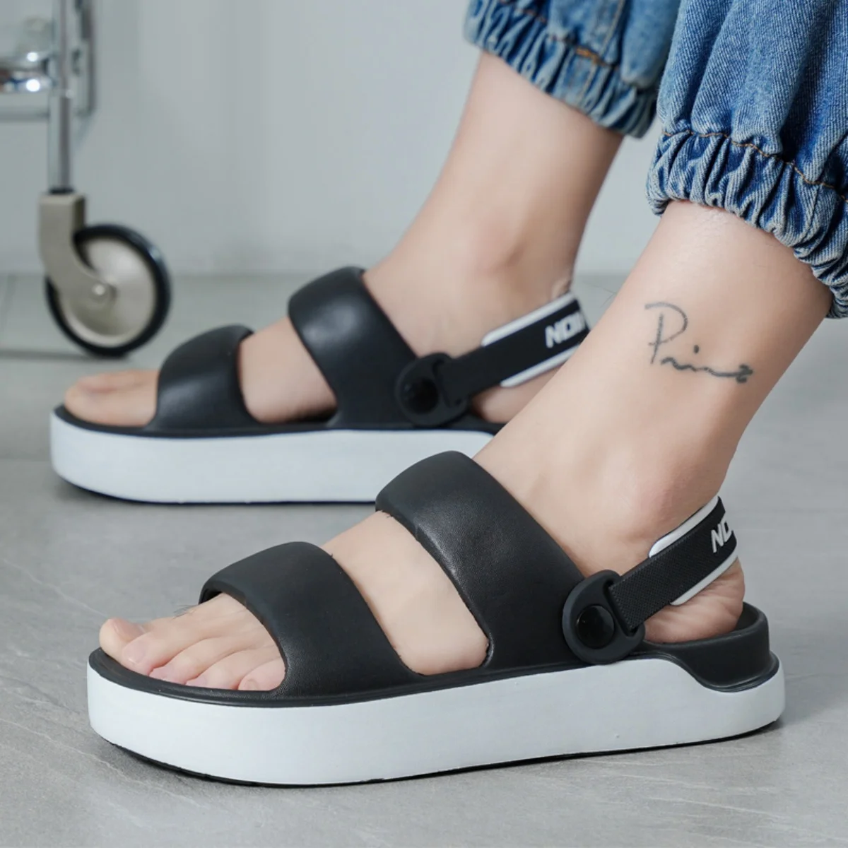 A Pair of Men's New Summer Style Couple's Slippers, Wear-Resistant, Non-Slip, Comfortable Beach Shoes, Thick-Soled Soft-Soled Men's Shoes for Outdoor Wear