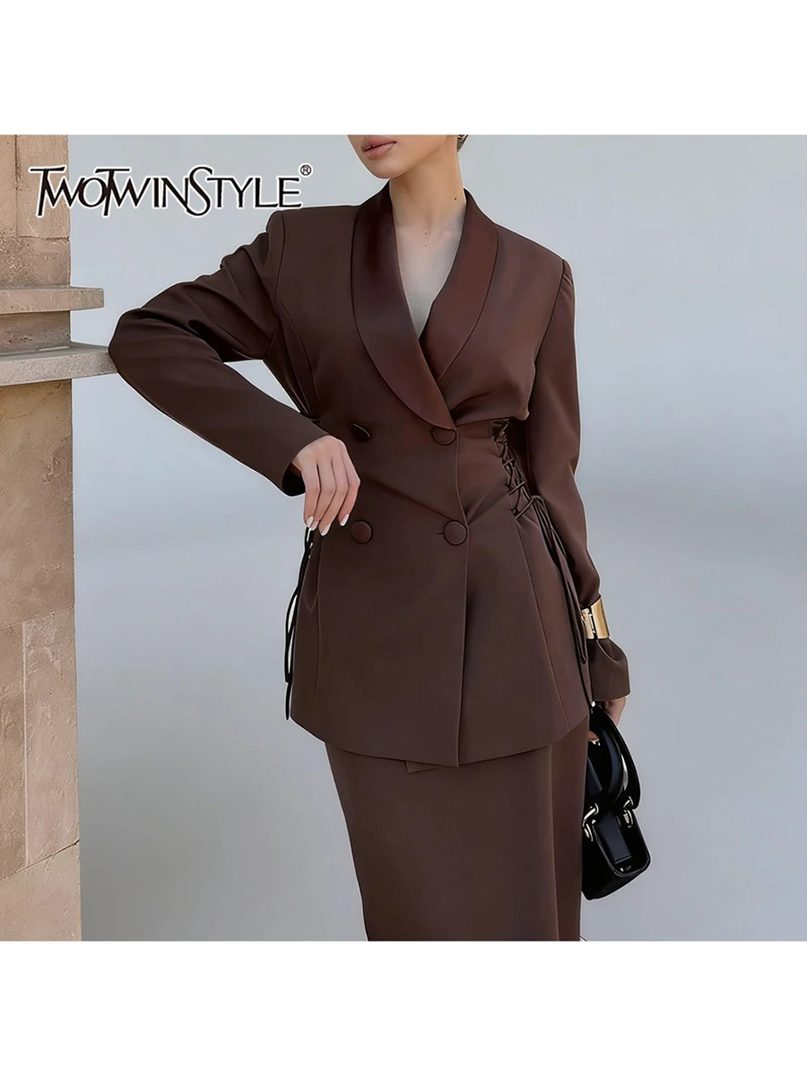 

Женский блейзер TWOTWINSTYLE с цельным дизайном, лацканами, длинными рукавами, в стиле пэчворк, двубортный, с декоративными ремешками