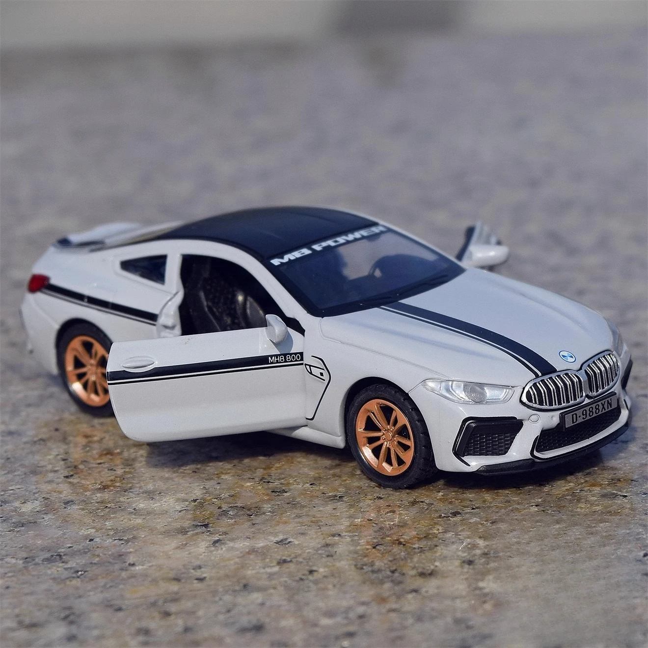 1:36 BMW M8 Samochód Sportowy Wysoka Symulacja Odlewany Metalowy Model Samochodu Dźwięk Światło Napęd Pull Back Kolekcja Zabawki Prezenty dla Dzieci