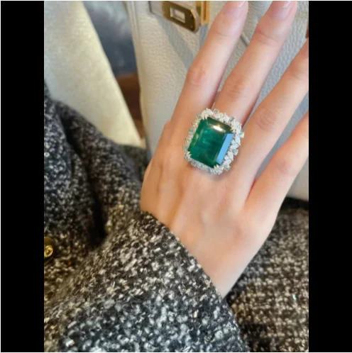 2023 New green square zircon Women\'s flash finger ring