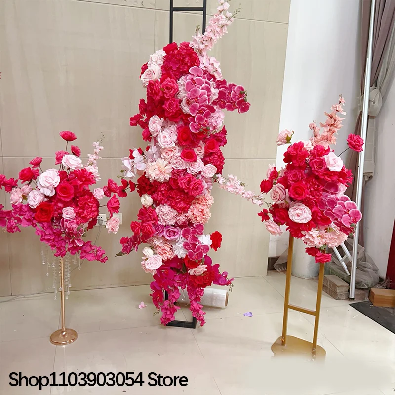 Hochzeits-Hintergrundbogen aus KT-Board mit hängenden Blumendekorationen, pinkfarbenen Rosen und Rittersporn-Arrangements, Blumen für Veranstaltungen. – Detail 4