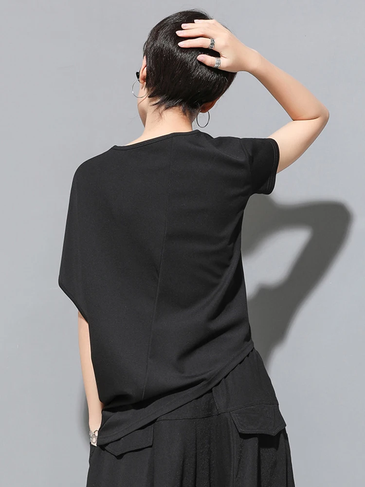 [EAM] تي شيرت نسائي أسود غير متماثل بطيات مقاس كبير تي شيرت جديد برقبة دائرية وأكمام تشبه جناح الخفّاش موضة المد لربيع وصيف 2025 1DF4667