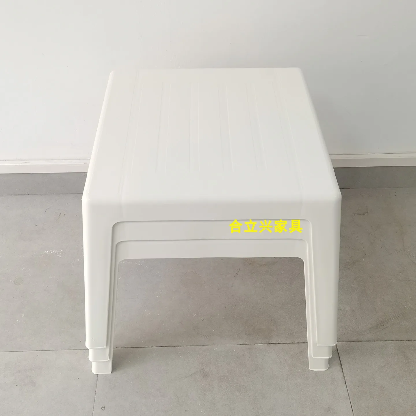 Stackable small square tables, made of eco-friendly plastic, suitable for beaches, swimming pools, and as small tea tables or