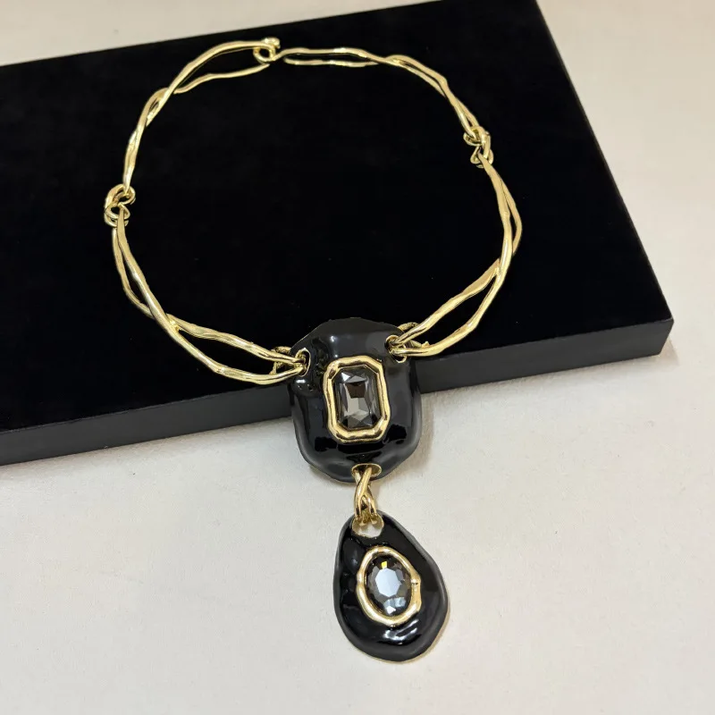 

High-end exaggerated line clavicle chain, European and American designer retro emerald pendant choker necklace for women, heavy