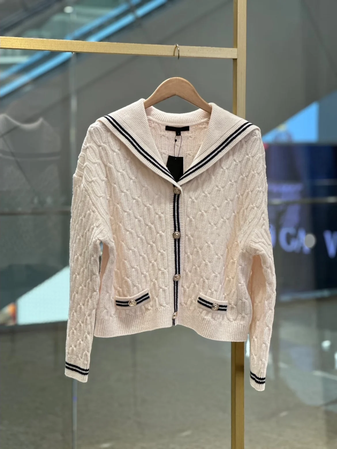 

Мягкий вязаный свитер с воротником-стойкой, длинный рукав, вертикальные полосы, цвет рисовый белый, нежный, HEIDD M Home, ранняя весна 2026, женская мода