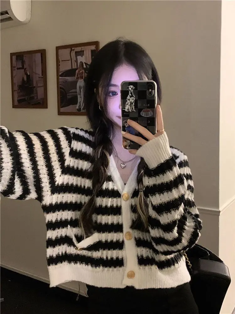 Soft and waxy style knitted cardigan jacket for women autumn 2024 new retro short v-neck sweater women's tops ins trend y2k tops