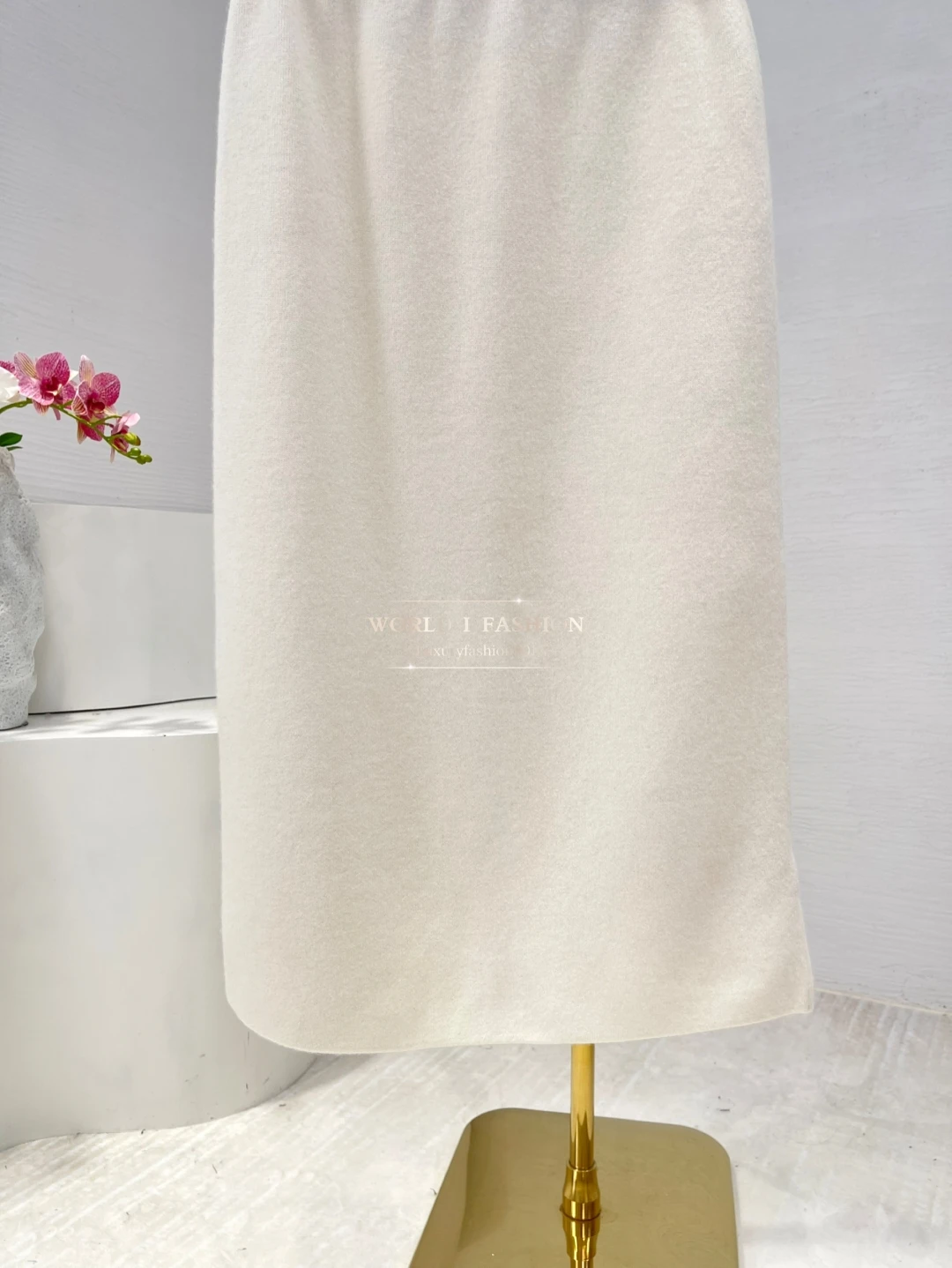 ملابس نسائية تنورة متوسطة الطول بحاشية بيضاء