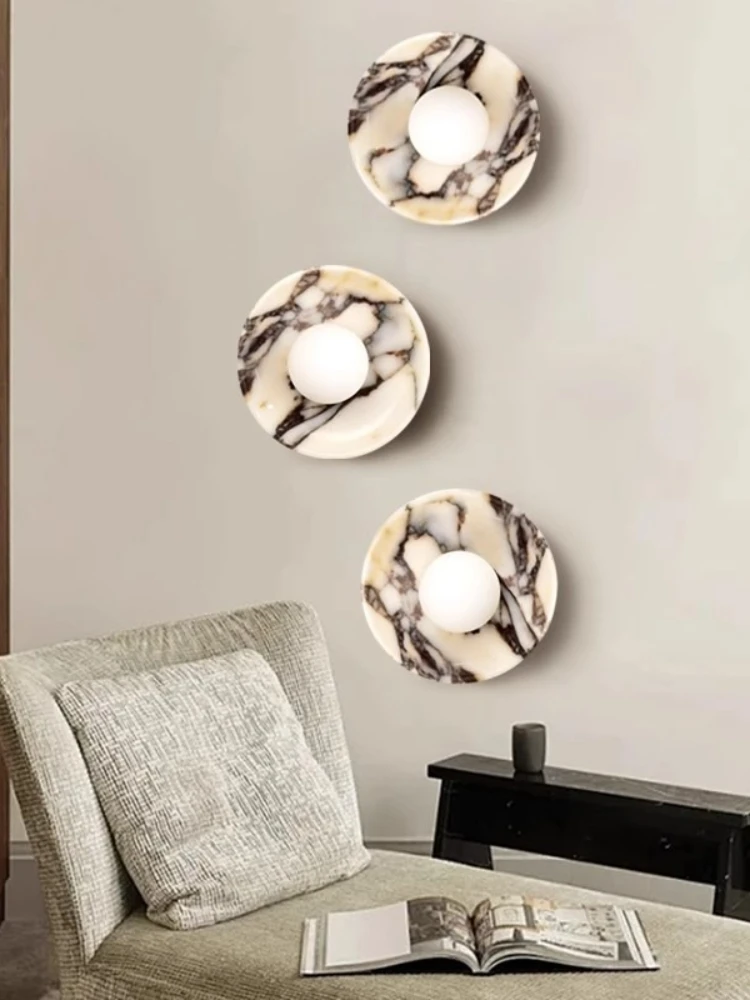 Lampa ścienna w stylu wabi-sabi, luksusowa, kamiennej konstrukcji, do sypialni, na stolik nocny, do salonu, na korytarz, z naturalnego marmuru, dekoracja wnętrz. — 2