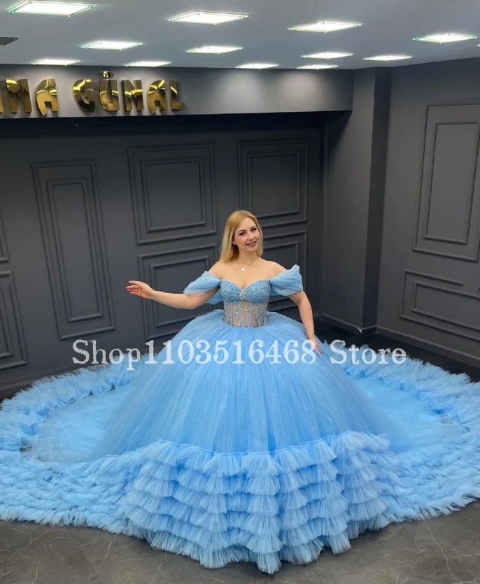 Vestido de princesa azul cielo para quinceañera, traje elegante y de ensueño de un hombro con apliques de diamantes, tren de la capilla de encaje para 15, 2024