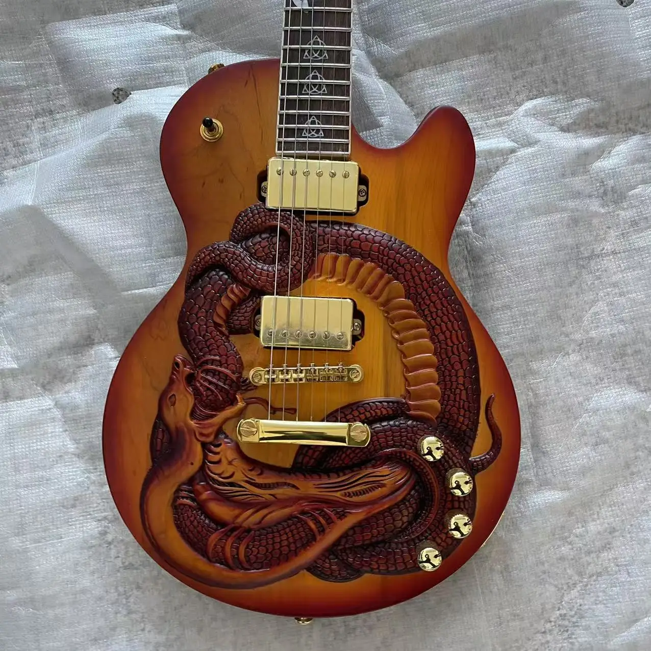 Serpentine carved 6-chord electric guitar, brown hand-painted body, real shipping picture, in stock