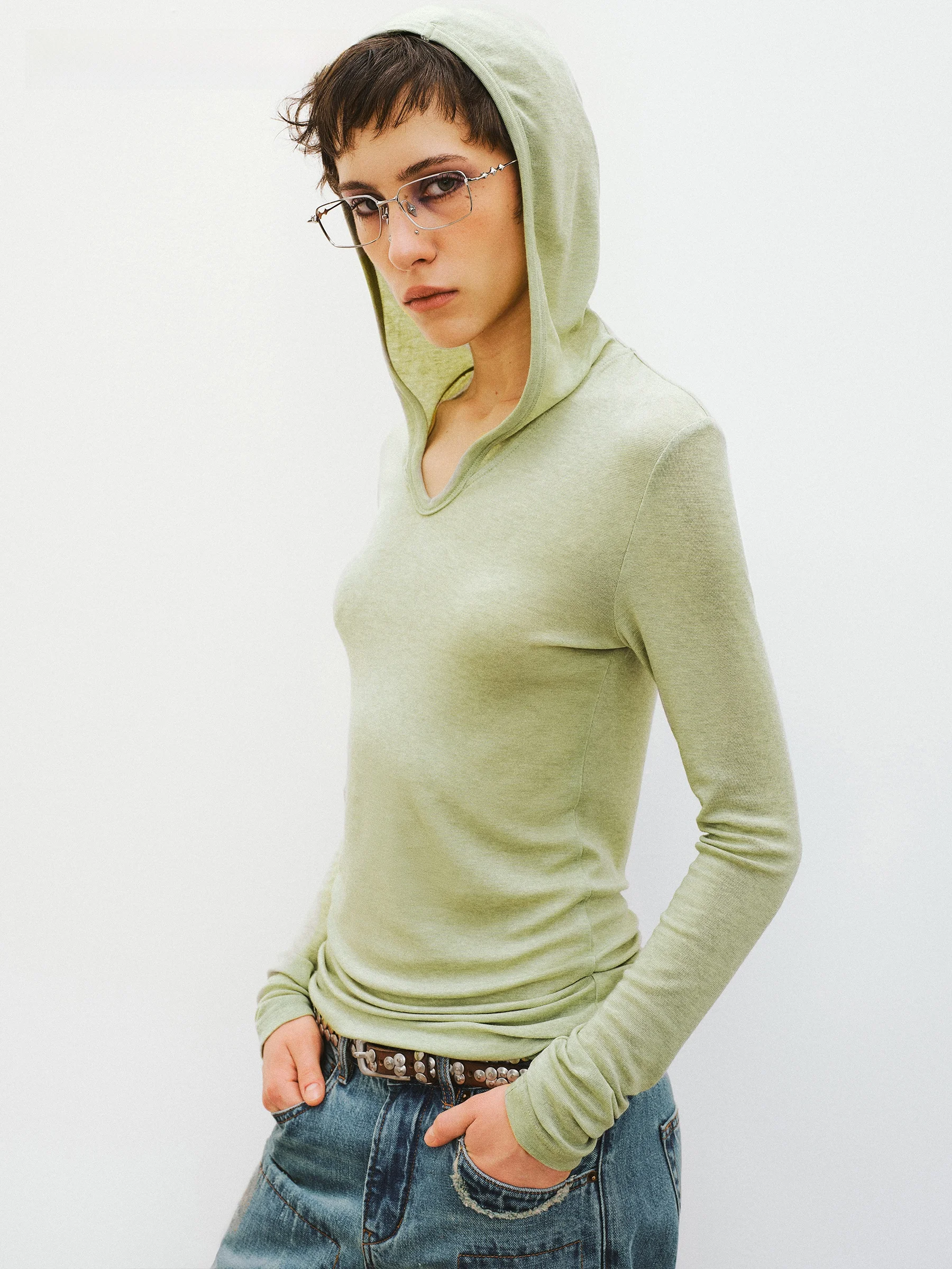 

VERMO Универсальный практичный мягкий, приятный к телу шерстяной джемпер с капюшоном и V-образным вырезом, приталенный, комфортный, с длинными рукавами, вязаный...