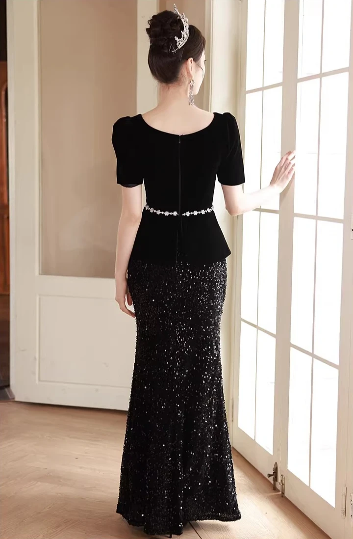 Krótka sukienka z cekinami, dekoltem w serek, dopasowana, czarna, zdobiona łańcuszkami, z trenem typu rybi ogon, idealna na urodziny, bankiety, uroczystości z okazji ukończenia 18 lat, długa sukienka.