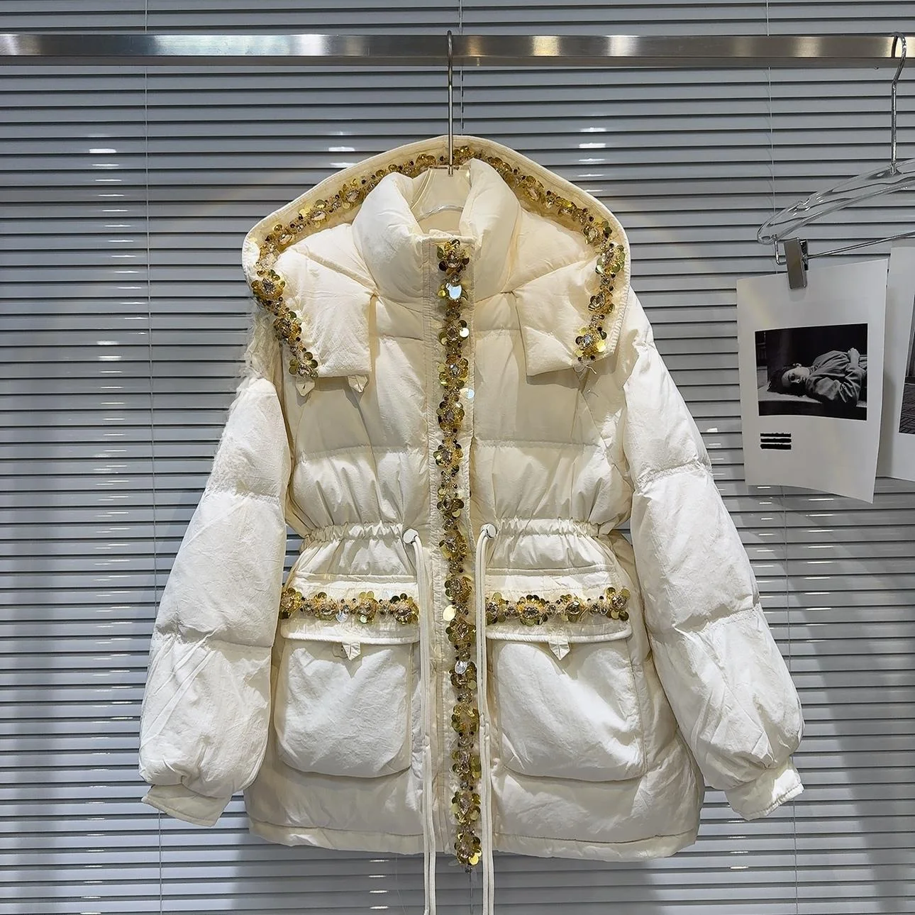 Cappotto invernale da donna Jaet in cotone pesante con coulisse in vita con finiture in paillettes calde con cappuccio lungo Sve Sweet Sle