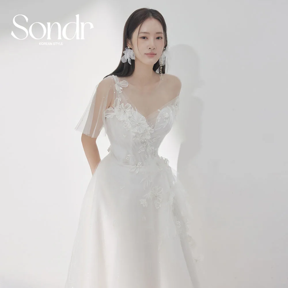 Sondr 반짝이는 튤 바닥 길이의 한국 웨딩 드레스 꽃무늬 아플리케 O넥 짧은 소매 신부 리셉션 가운 사진 촬영용