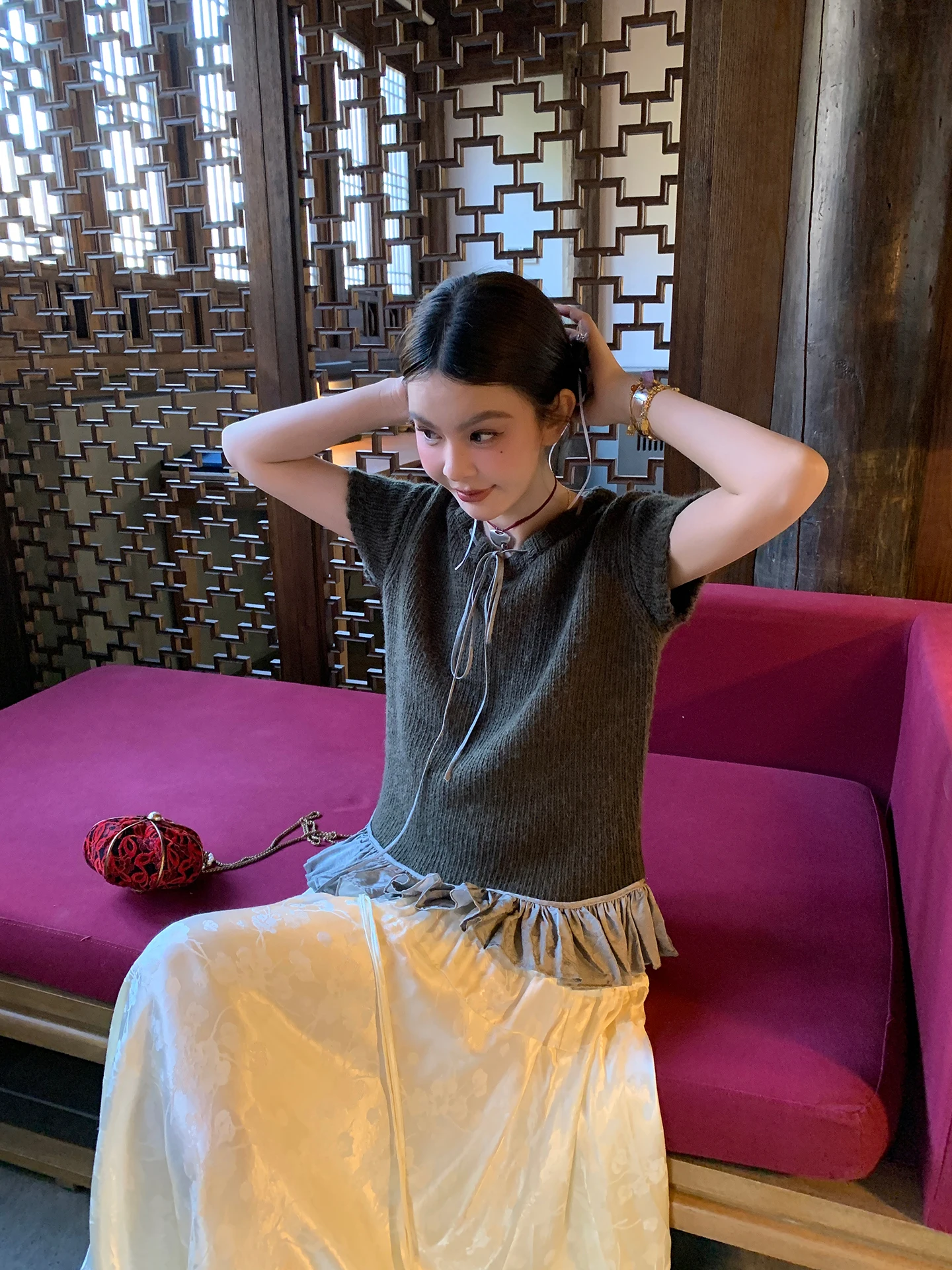 

Le Rouge Lazy Artistic Knitted ort Sve Top with Lace Trim And Knot Design in Moss een Straight Cut Poly Wool Camel Blend