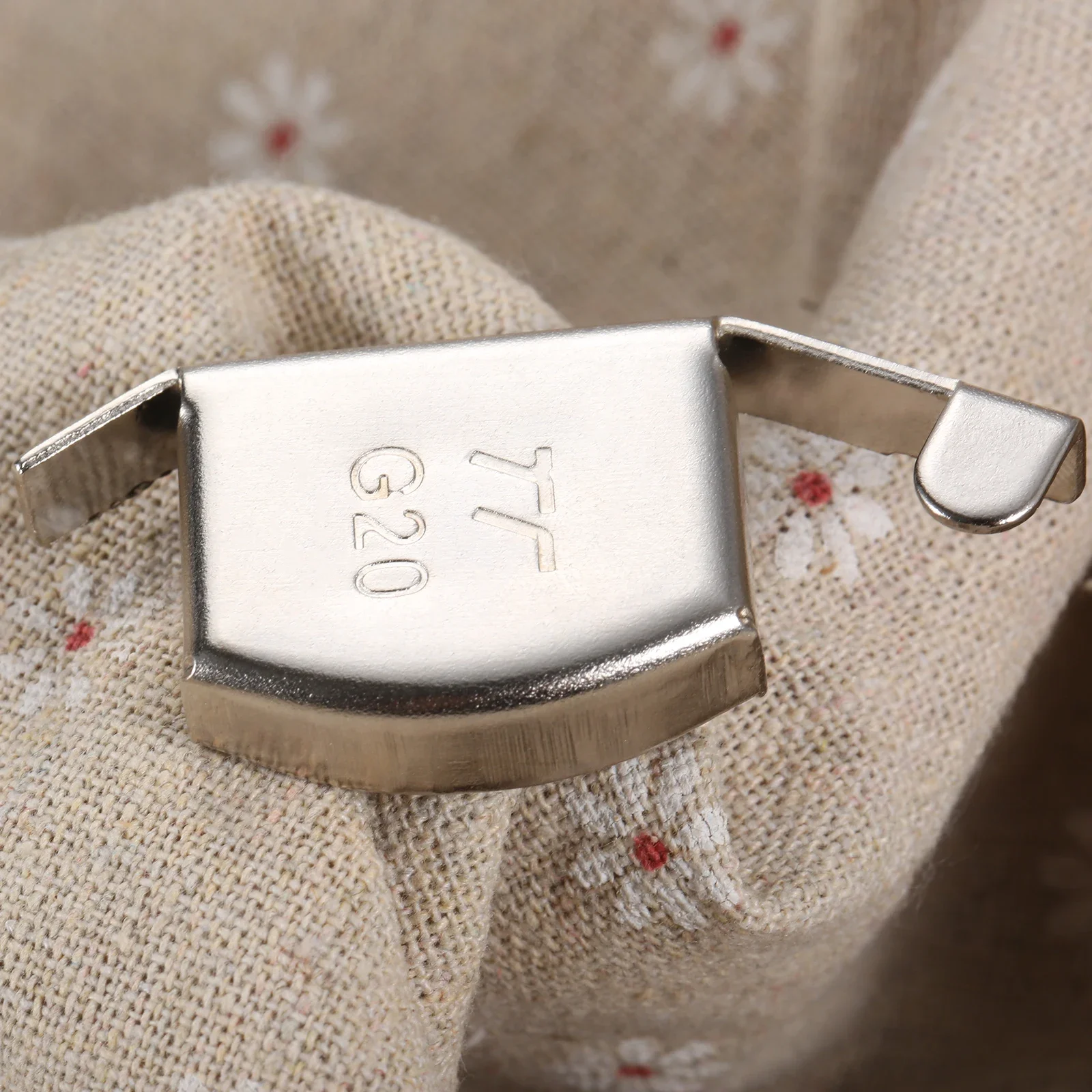 1pc G20 Big Magnetic Seam Guide Steel Sewing Machine Bed Part Sliding Plate Edging Guide Straight Line Circle Tracking Tools