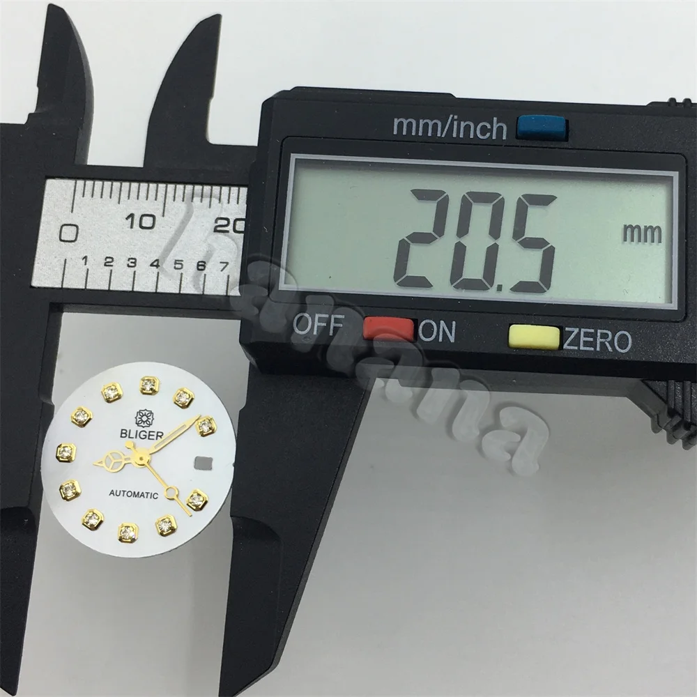 تتميز NH05 باللؤلؤ الأبيض الوردي للسيدات بمينا 20.5 ملم مع عقارب فضية وذهبية وردية ومؤشرات ماسية لحركة NH05A NH06