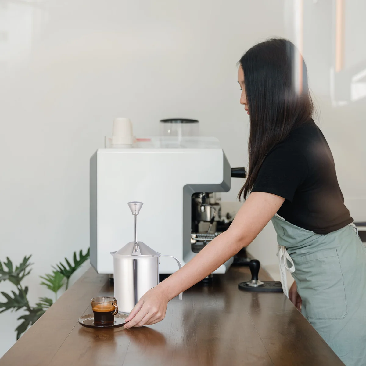 

Ручной вспениватель молока из нержавеющей стали, кофейная посуда, кувшин с двойной сеткой 400 куб.см, толстая пенообразователь, термостойкий кухонный инструмент