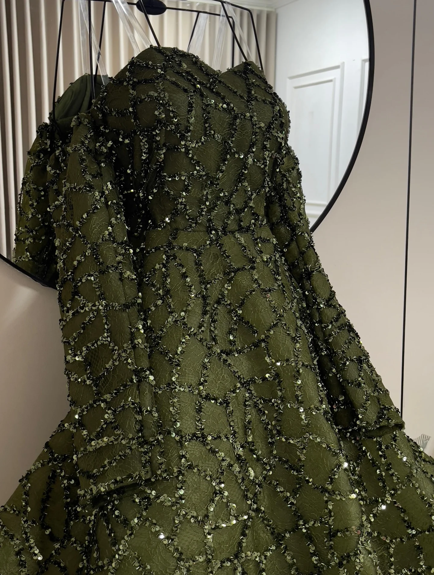 فساتين سهرة عربية دبي فاخرة للحفلات فساتين رسمية وسهرة منفوشة لامعة ترتر كرة 2025 رسن حديث