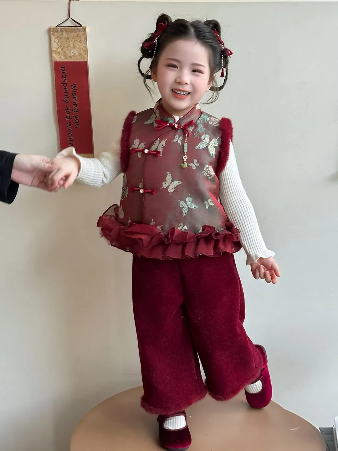 

Красный год наряд для девочек, жилет с широкими брюками, комплект зимы 2025 года, новый китайский комплект из двух предметов Sle Hanfu