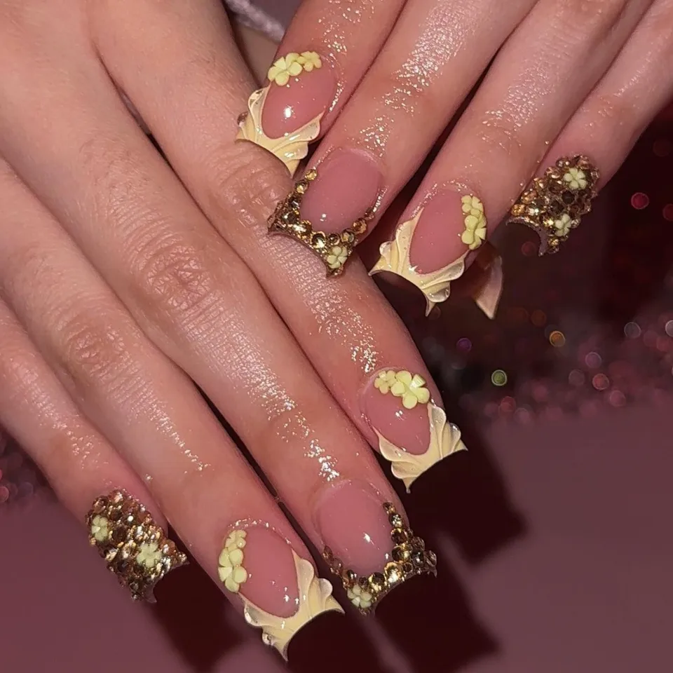10 piezas de uñas postizas de alta gama, serie Dopamine, con flores amarillas pintadas a mano y diamantes dorados 2
