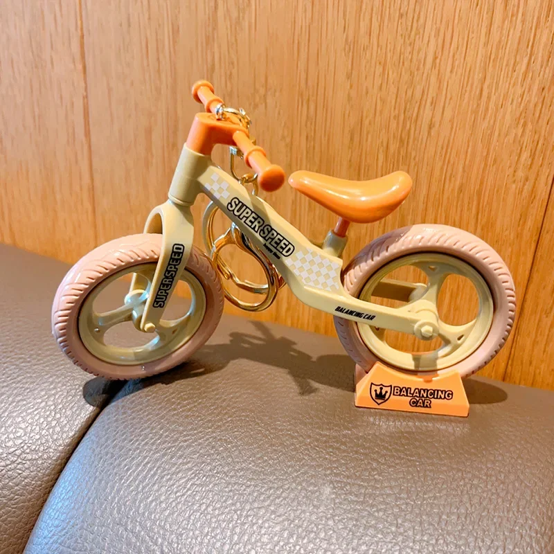 Criativo Cartoon Bicicleta Diecast Equilibrando Carro Modelo de Veículo Paralelo Saco Pingente Chaveiro Montagem Brinquedos para Crianças Decoração