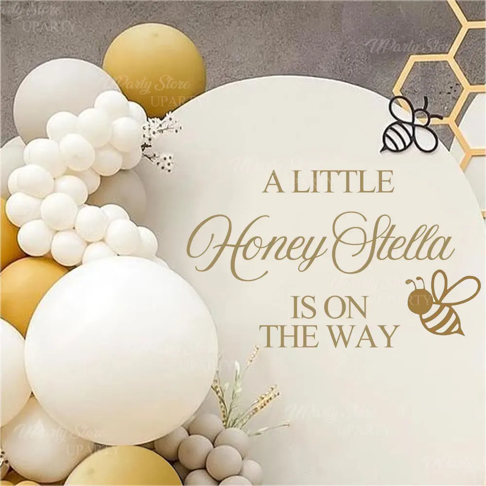 Benutzerdefinierter Name A Little Honey is on the Way Partyschild Gold personalisierter Vinyl-Aufkleber für Geburtstag, Babyparty, Party-Hintergrund, Deko