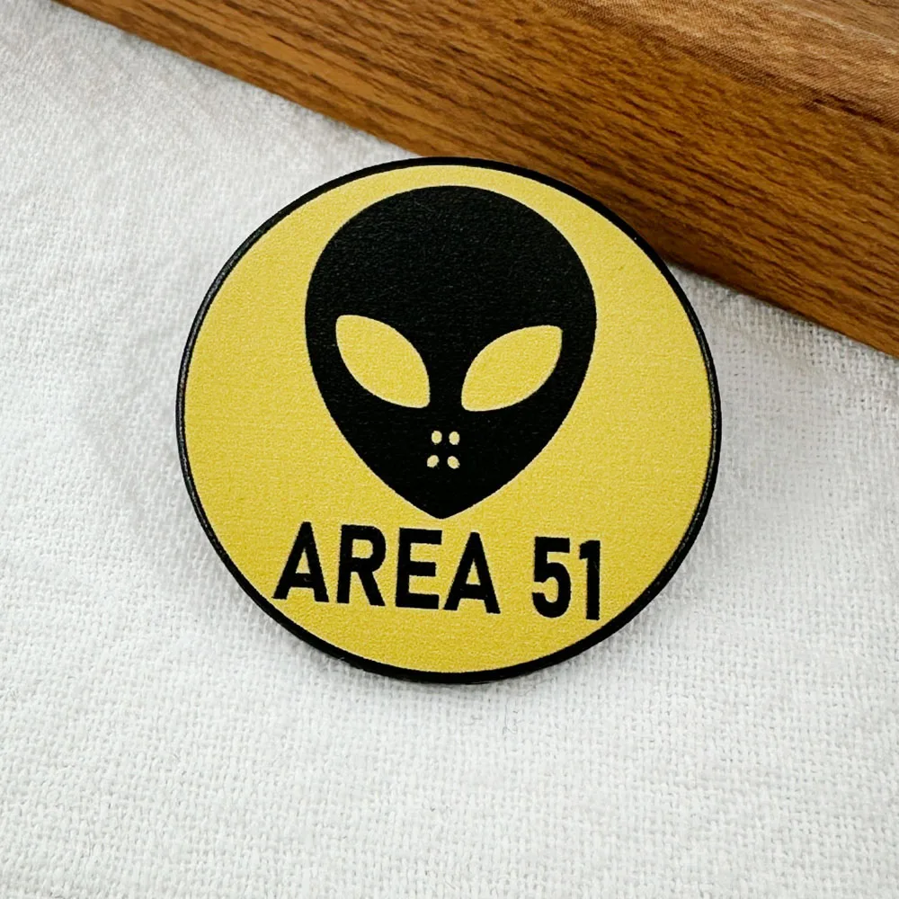 Area 51 Alien Emaille-Brosche Alien Area 51 Space Storm Abzeichen Lustige UFO-Anstecknadel Kleidung Taschen Accessoires Sci-Fi Geschenk – Detail 5