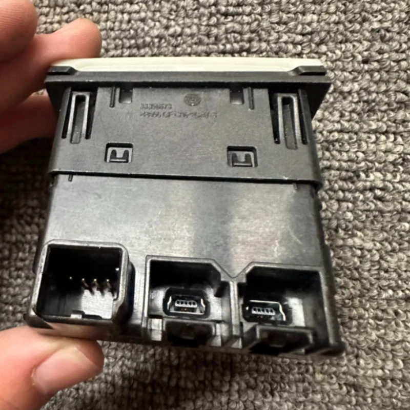 1pcs for Jeep Free Light Cherokee Wrangler USB Interface and AUX Interface Automotive Parts Brand New