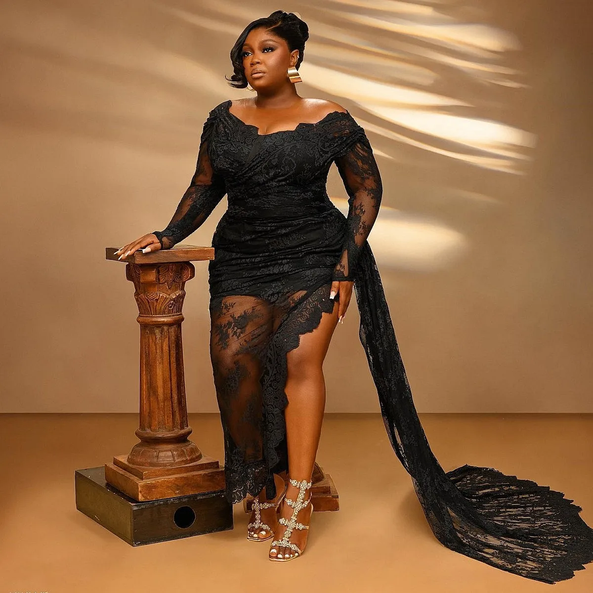 Klassische schwarze Spitze, Ballkleider in Übergröße, seitliche Schleppe, Herzausschnitt, lange Ärmel, schulterfreies Abendkleid, durchsichtiger Meerjungfrau-Teil