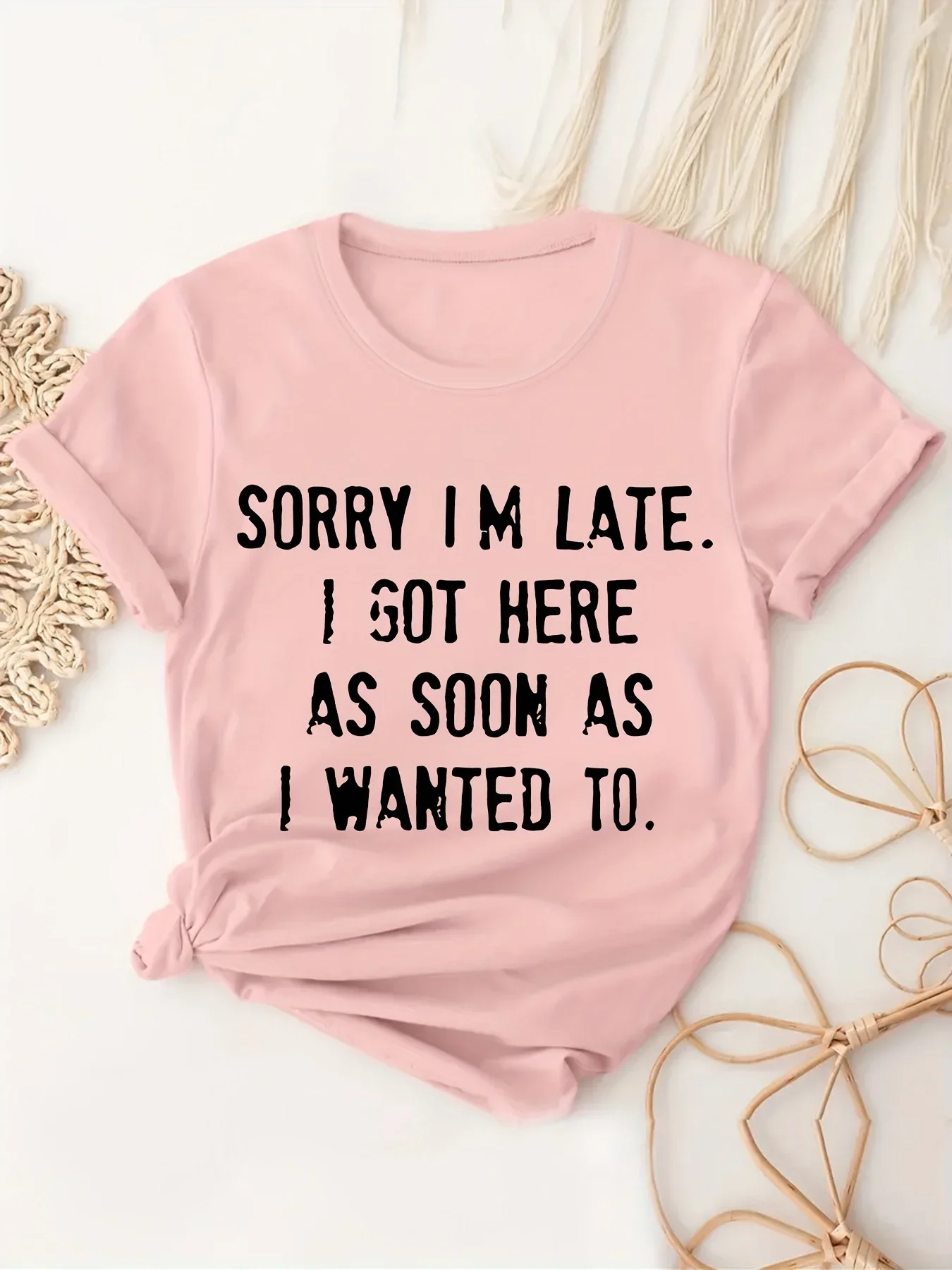 تي شيرت نسائي كاجوال بأكمام طاقم ورقبة دائرية مع "SORRY I'M LATE" مطبوع عليه حروف وردي فاتح جرافيك صيفي بأكمام هاراجوكو ملابس الشارع