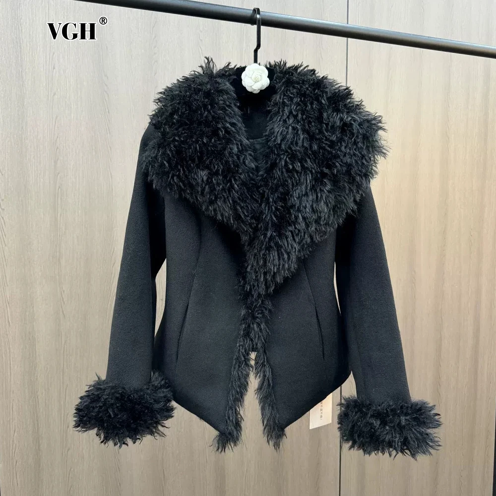 VGH Solid Spliced Fur Chic Coats For Women Large Lapel Long Sleeves Slimming Fashionable Streetwear Cardigan Jackets Female New