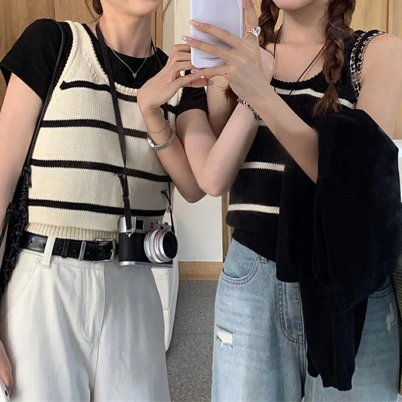 เสื้อกล้ามคอวีลายทางลำลองของผู้หญิงเสื้อครอปถักแขนกุดวินเทจฤดูร้อนสีตัดกันทรงหลวมเรียบง่ายสวมใส่นอกสายเดี่ยว