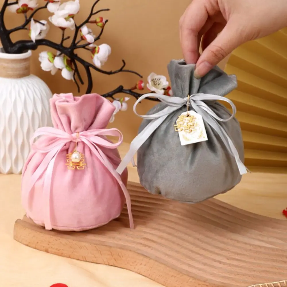 

Chinese Drawstring Candy Bag Velvet Tassel Flannel Gift Bag Exquisite Traditional Wedding Gift Bag Candy Pouches