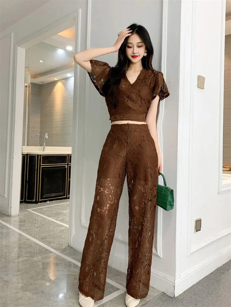 

Летний женский модный костюм-двойка 2026: приталенные тонкие кружевные брюки и укороченный топ с V-образным вырезом и расклешенными рукавами из кружева