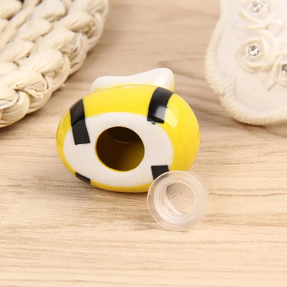 

2Pcs Ceramic Spice Shakers Salt Pepper Jars Cute Portable Tabletop Seasoning Containers for Home Kitchen Restaurant