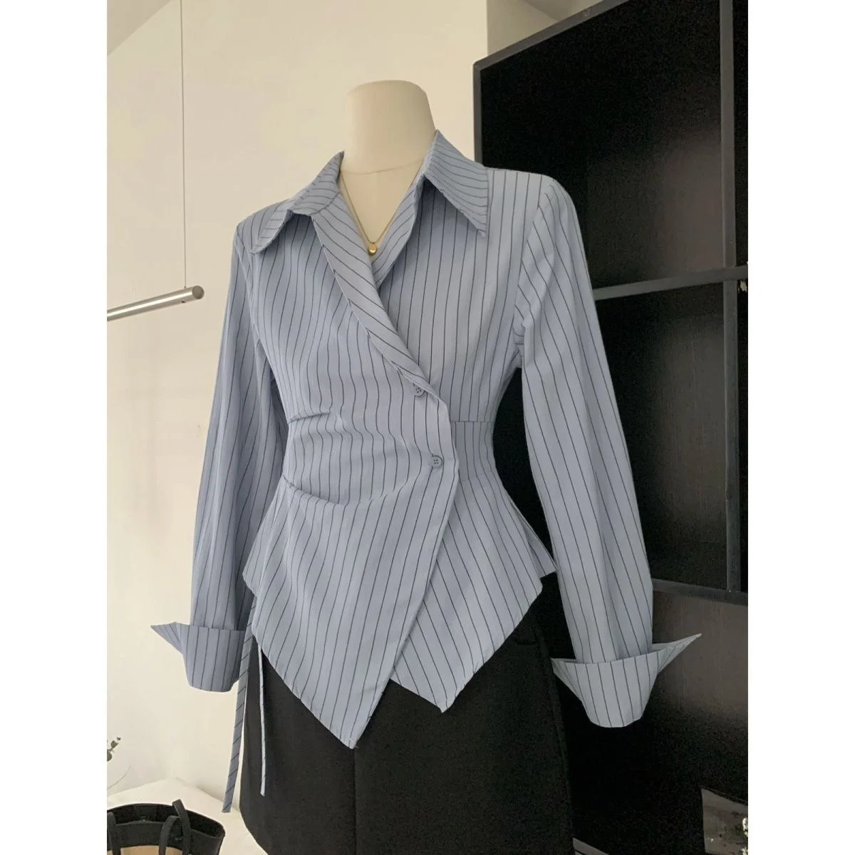 قميص نسائي بتصميم كوري عصري، قصير بخصر ضيق وقصة غير متماثلة، متعدد الاستخدامات، بنمط مخطط، أنيق ومناسب للعمل. #3