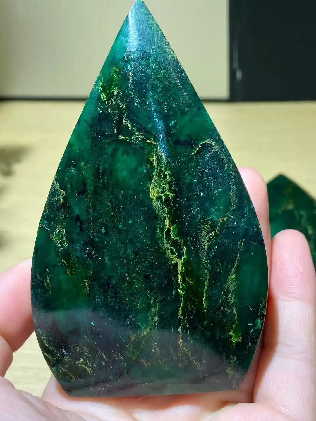 

Natural Emerald Crystal Quartz Water Droplet Carving, Enhancing Vitality, Home Decoration, Demagnetization Divination, Meditatio