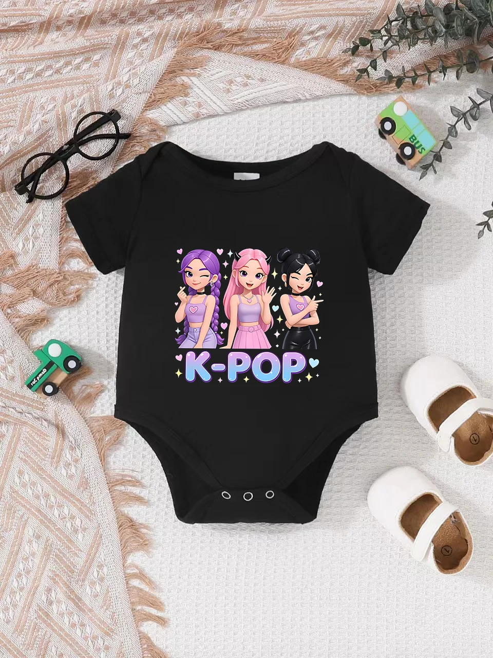 Baby short-sleeved triangle bodysuit, fun letter print, button design, easy to care for, suitable for new parents.