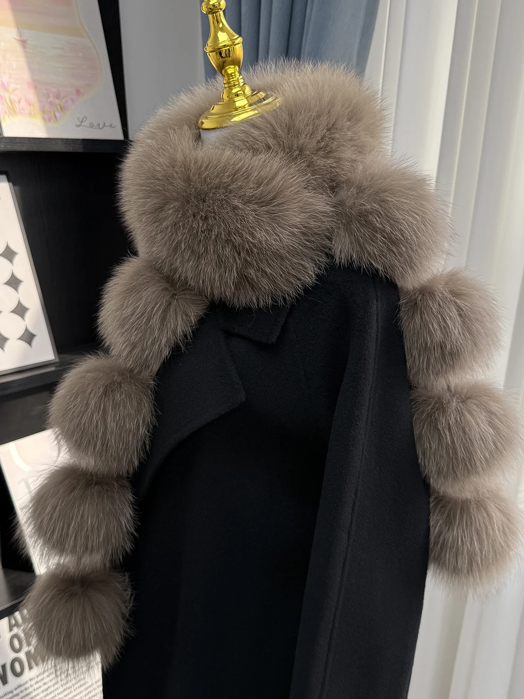 women's winter, with a genuine fur collar, exudes a sense of sophistication and warmth. It features a double-sided fur collar