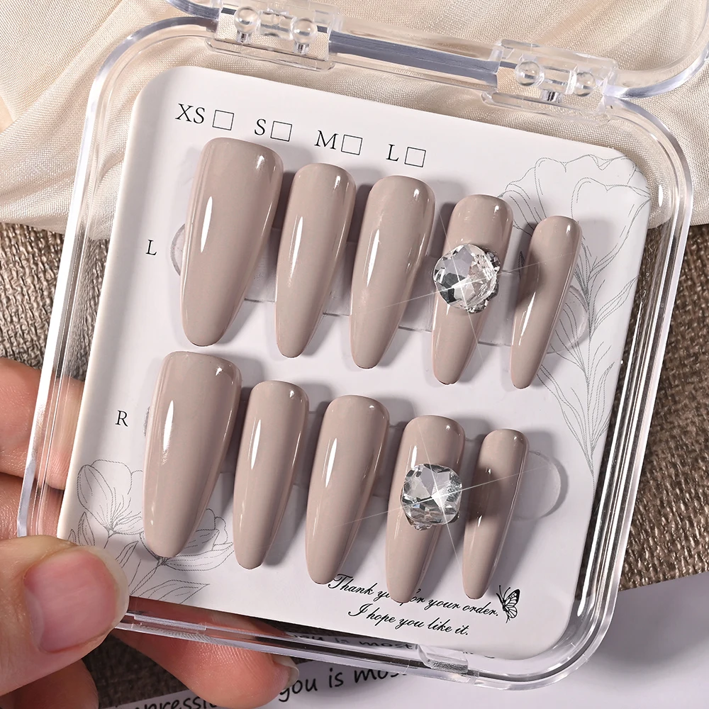 10 pz. Unghie Finte Lunghe a Stiletto Nude con Sfondo Rosso Elegante, Copertura Completa, Strass Grandi 3D, Punte per Unghie da Donna