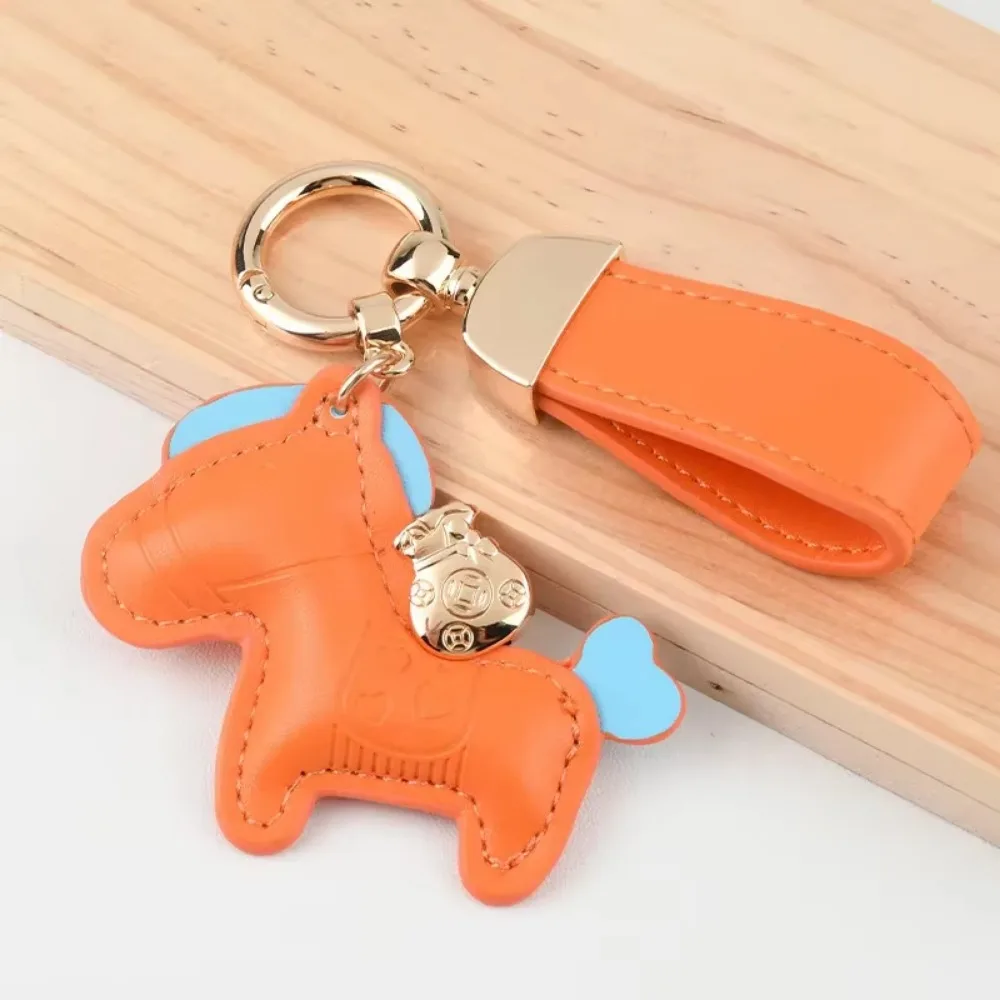 مخصص النقش بالليزر اسم الأصالة جلد البقر المعادن المهر متعدد الألوان المفاتيح سيارة موتو كيرينغ حلقة رئيسية مشبك سلاسل هدية