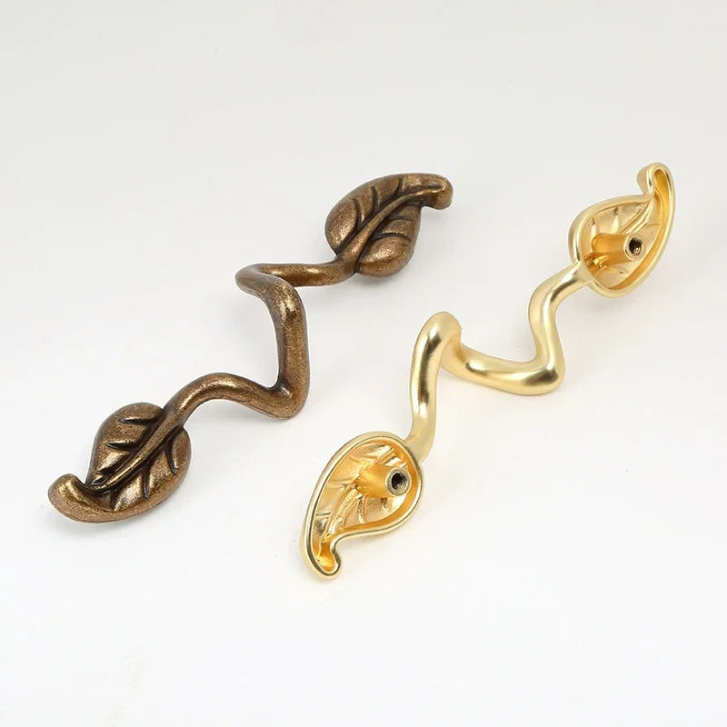 Accessori hardware per maniglia per porta piccola per armadio in lega di zinco a doppio foro con foglia per tirante per cassetto retrò