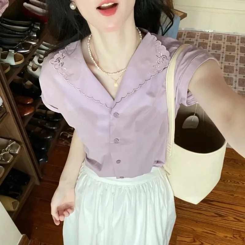 

Женская блузка с вышитым воротником и рюшами лавандового цвета
